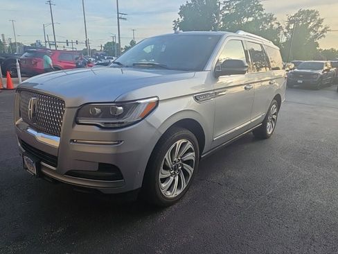 Used 2023 Lincoln Navigator Reserve AWD/4WD image 3