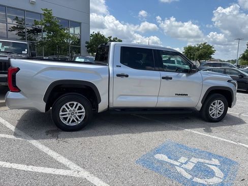 Used 2022 Toyota Tundra SR5 w/ SR5 Convenience Package AWD/4WD image 31