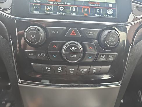 Used 2022 Jeep Grand Cherokee Laredo E image 18