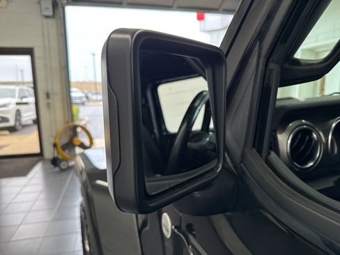 Used 2018 Jeep Wrangler Unlimited Sahara w/ Cold Weather Group image 13