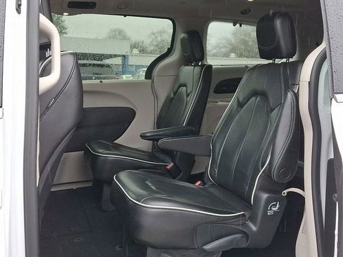 Used 2022 Chrysler Pacifica Limited image 12