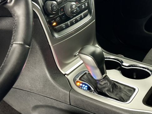 Used 2018 Jeep Grand Cherokee Laredo AWD/4WD image 26