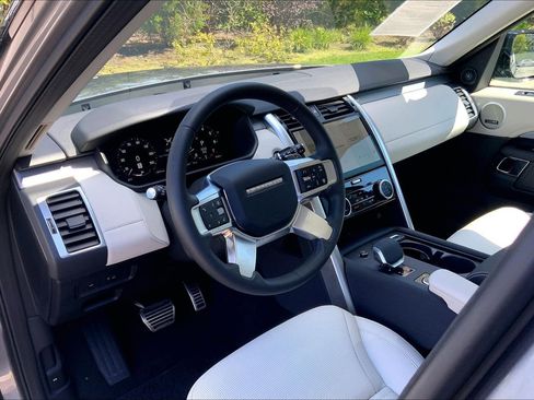 Certified 2025 Land Rover Discovery Dynamic SE AWD/4WD image 17
