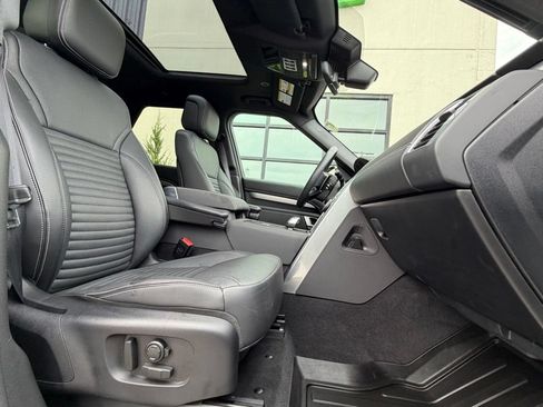 Used 2024 Land Rover Discovery Dynamic SE AWD/4WD image 18