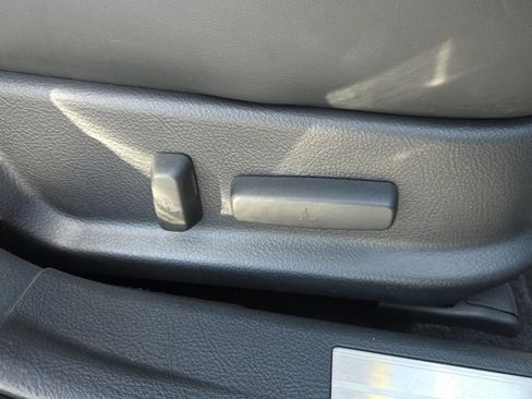 Used 2013 Hyundai Genesis 3.8 w/ Technology Pkg image 11