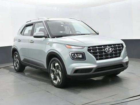 Used 2025 Hyundai Venue SEL image 2