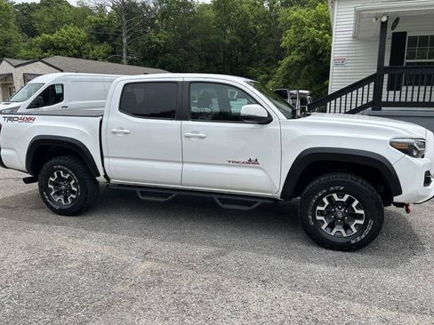 Used 2018 Toyota Tacoma TRD Off-Road AWD/4WD image 4