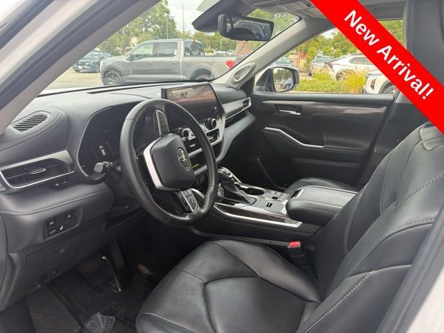 Used 2023 Toyota Highlander Limited AWD/4WD image 11