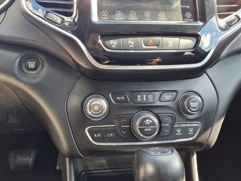 Used 2021 Jeep Cherokee Limited AWD/4WD image 23