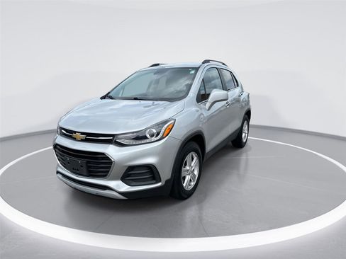 Used 2020 Chevrolet Trax LT w/ LT Convenience Package FWD image 4