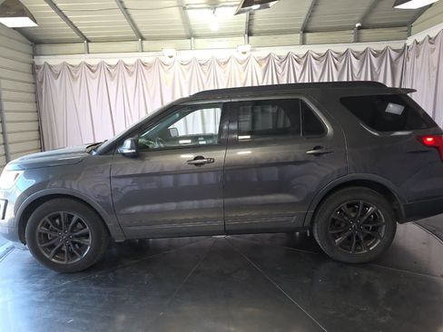 Used 2017 Ford Explorer XLT w/ Equipment Group 202A AWD/4WD image 6