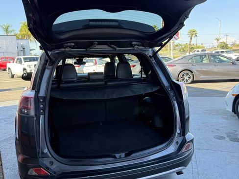 Used 2018 Toyota RAV4 SE w/ All Weather Liner Package FWD image 82