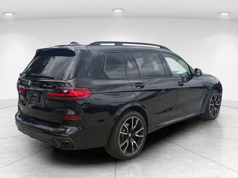 Used 2022 BMW X7 xDrive40i w/ M Sport Package AWD/4WD image 4