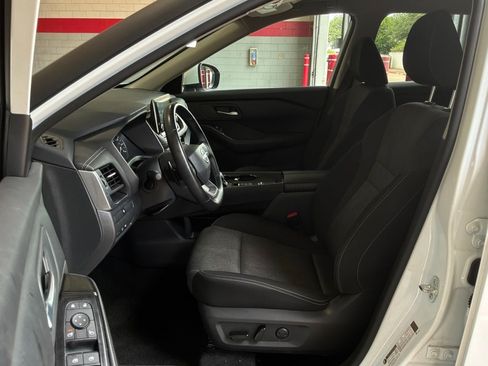 Used 2025 Nissan Rogue SV FWD image 10