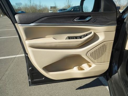 Used 2023 Jeep Grand Cherokee L Limited image 13