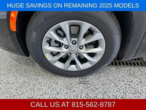 New 2025 Chrysler Pacifica Select AWD/4WD image 23