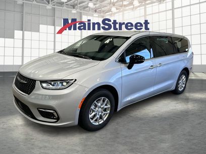 New 2026 Chrysler Pacifica Select