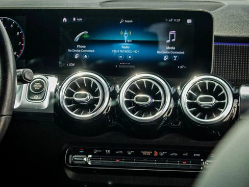 Used 2020 Mercedes-Benz GLB 250 w/ Premium Package image 23