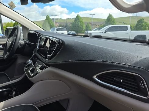 Used 2022 Chrysler Pacifica Limited AWD/4WD image 8