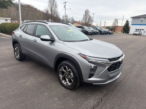 Used 2024 Chevrolet Trax LT w/ Driver Confidence Package image 7