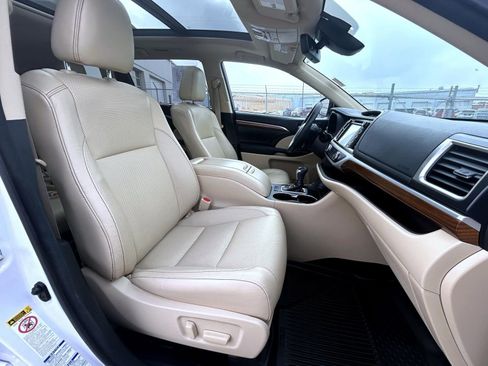 Used 2017 Toyota Highlander Limited Platinum image 16