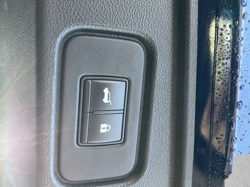 Used 2022 Nissan Pathfinder SV w/ SV Premium Package image 41