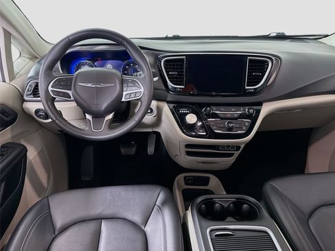 Used 2024 Chrysler Pacifica Touring-L FWD image 2