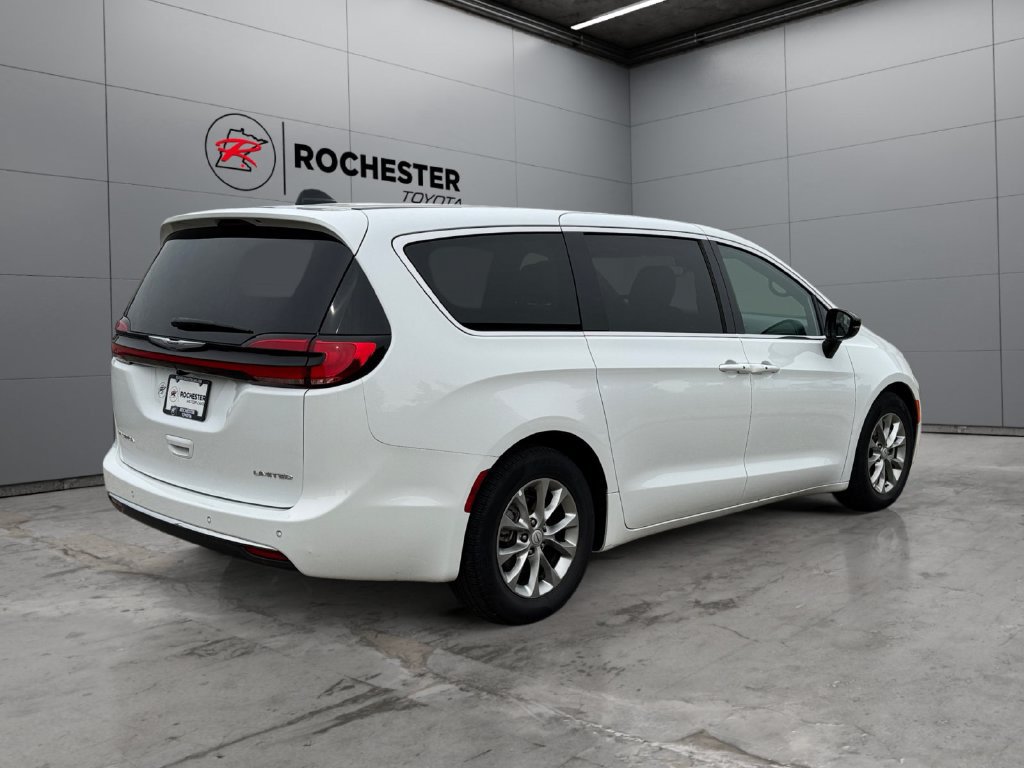 Used 2026 Chrysler Pacifica Limited FWD image 5
