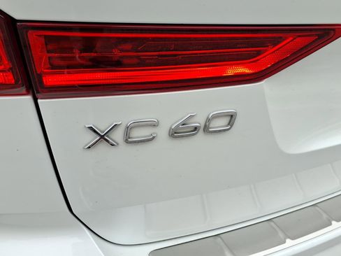 Used 2019 Volvo XC60 T5 Momentum w/ Premium Package FWD image 9