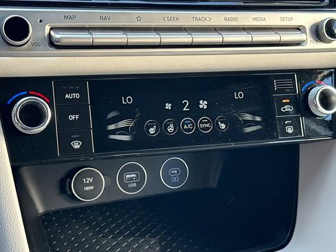 Used 2025 Genesis G70 2.5T image 21