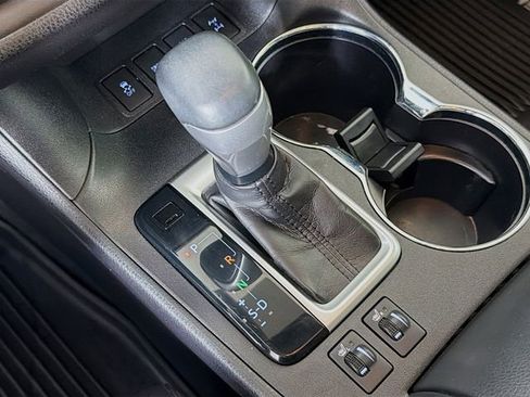 Used 2019 Toyota Highlander XLE AWD/4WD image 18