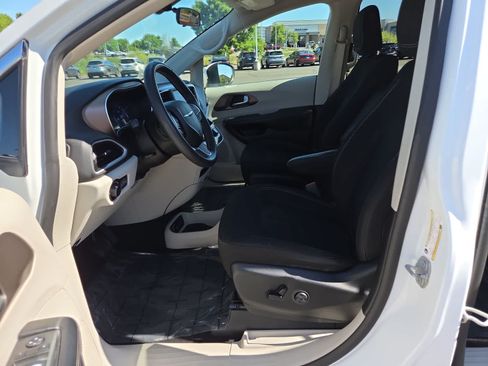 Used 2022 Chrysler Voyager LX FWD image 19