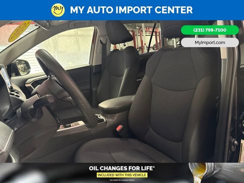 Used 2025 Toyota RAV4 LE AWD/4WD image 13