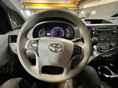 Used 2012 Toyota Sienna LE FWD image 31