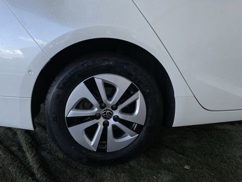 Used 2017 Toyota Prius Two image 10