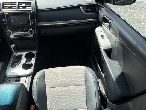 Used 2014 Toyota Camry SE image 17