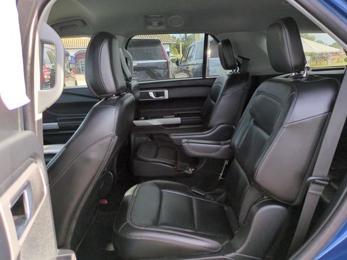 Used 2022 Ford Explorer XLT w/ Equipment Group 202A AWD/4WD image 13