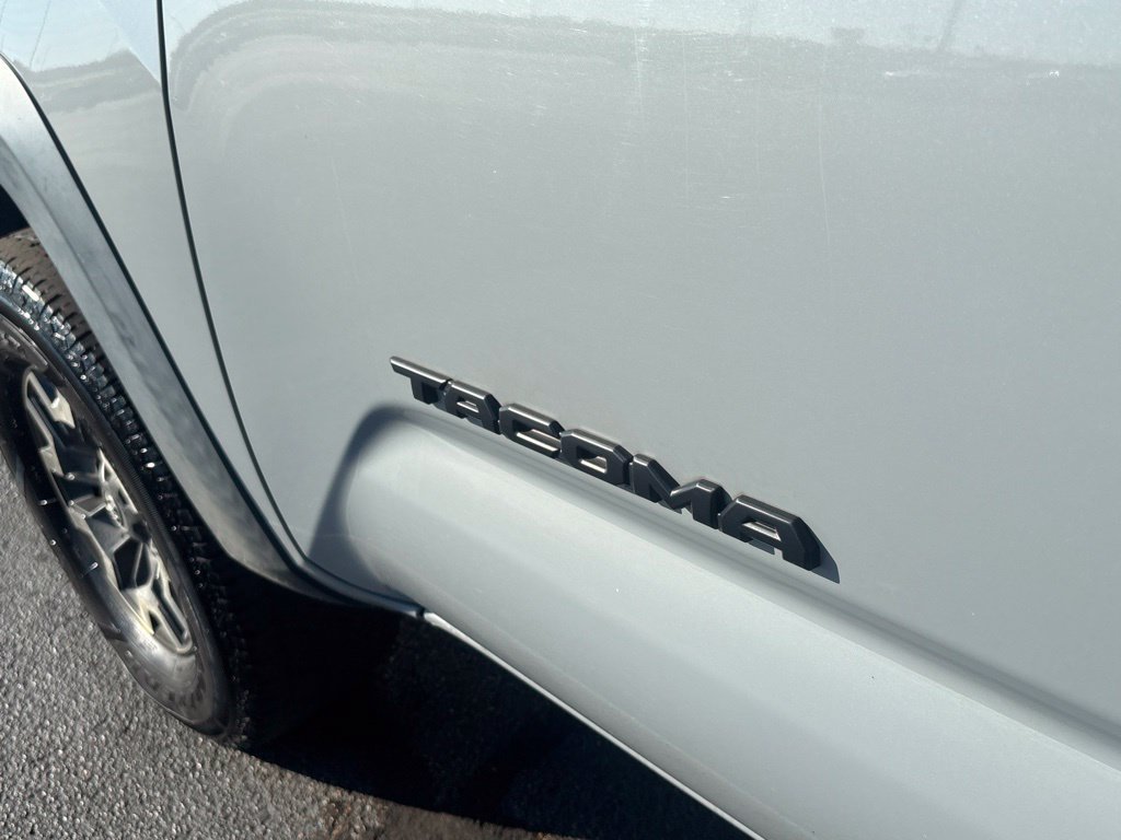 Used 2020 Toyota Tacoma TRD Off-Road AWD/4WD image 31