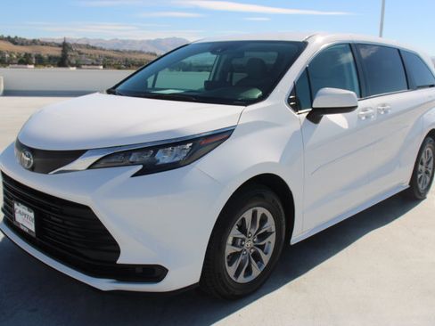 Certified 2024 Toyota Sienna LE AWD/4WD image 6
