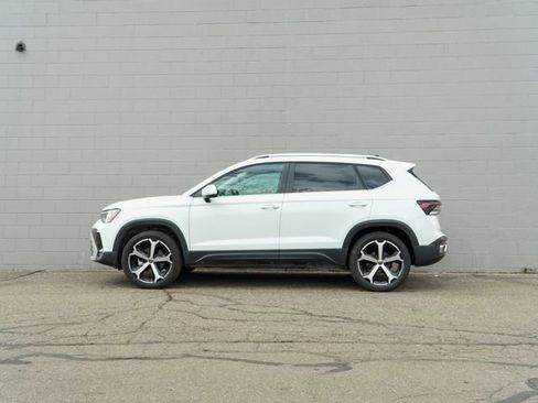 Used 2025 Volkswagen Taos SEL AWD/4WD image 2