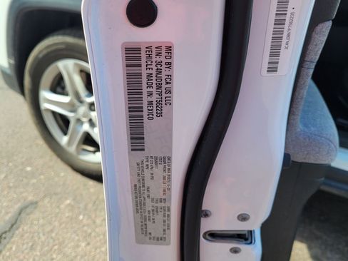 Used 2023 Jeep Compass Latitude image 9