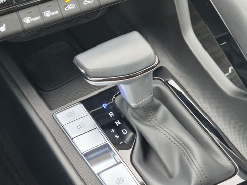 Certified 2025 Hyundai Elantra Limited FWD image 16