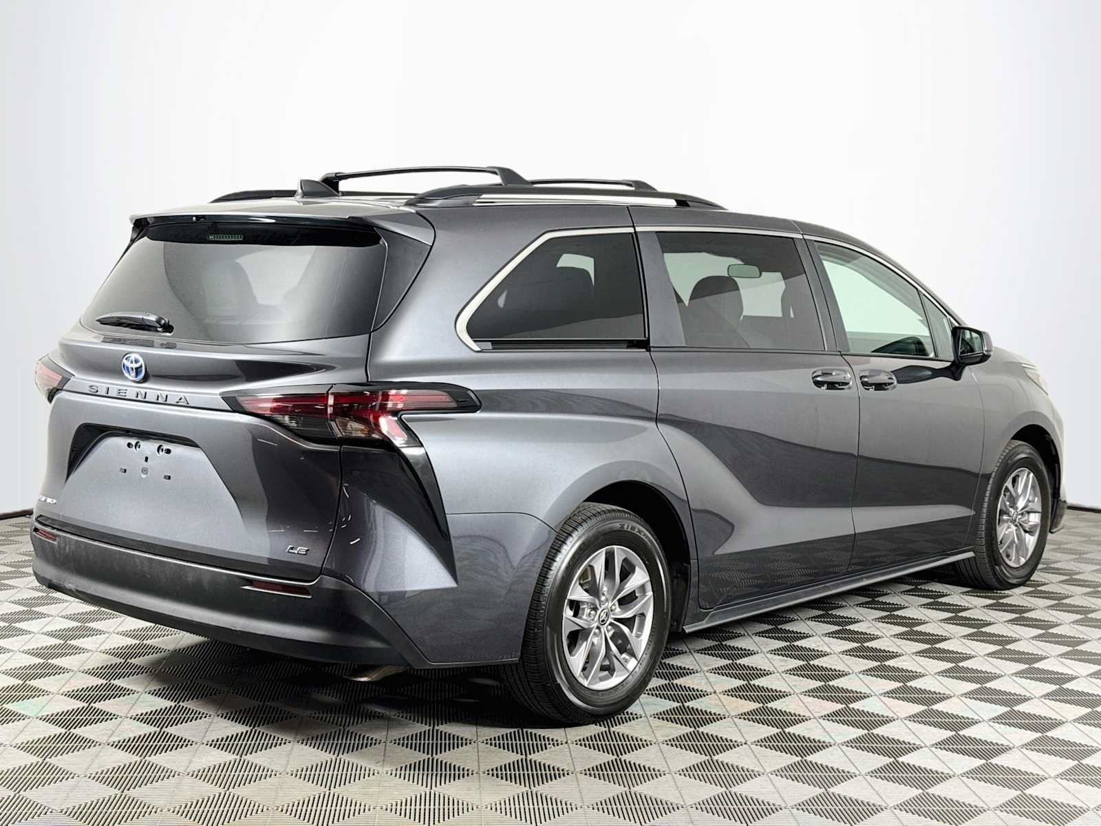 Used 2025 Toyota Sienna LE AWD/4WD image 5
