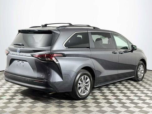Used 2025 Toyota Sienna LE AWD/4WD image 5
