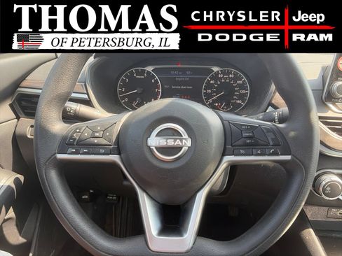 Used 2024 Nissan Altima 2.5 SV FWD image 12