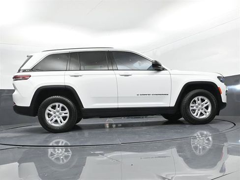Used 2023 Jeep Grand Cherokee Laredo AWD/4WD image 37