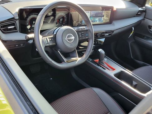 Used 2025 Nissan Kicks SR image 3