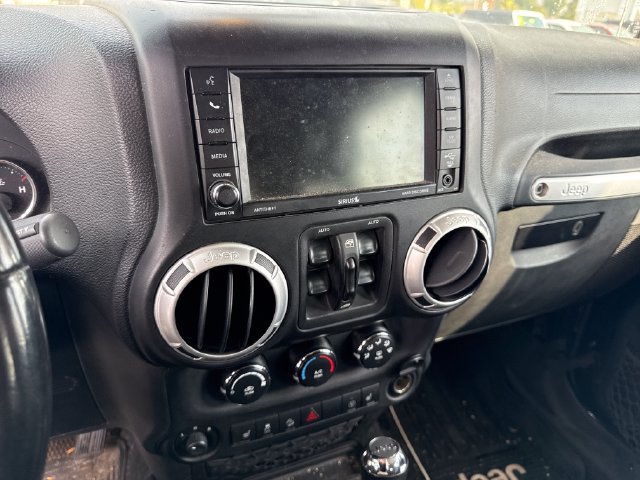 Used 2014 Jeep Wrangler Unlimited Sahara w/ Dual Top Group AWD/4WD image 27