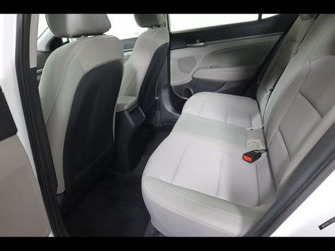 Used 2017 Hyundai Elantra SE image 17
