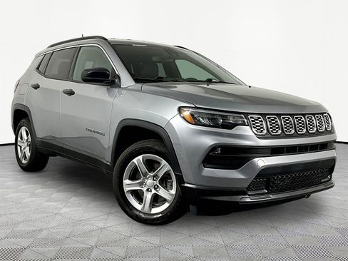 Used 2024 Jeep Compass Latitude w/ Altitude Special Edition AWD/4WD image 3